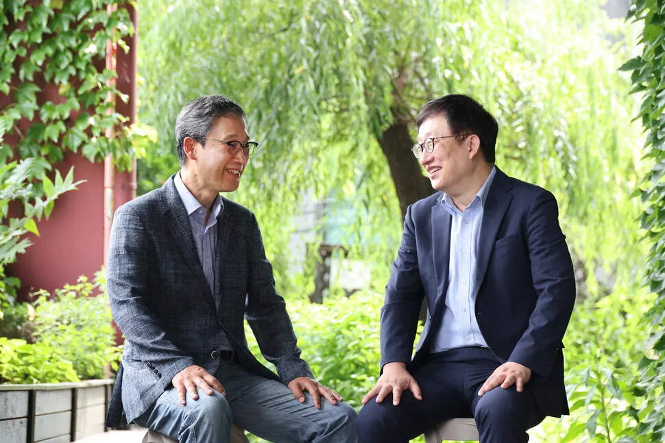 “기술주권 위한 생존전략” vs “독자 AI는 기술 고립 자초”