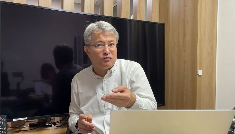 “로봇 몇 대 주고 사람이 들여다…